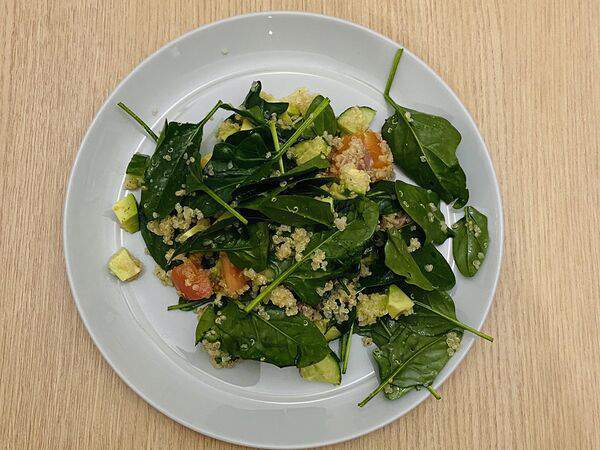 Изюм - Салат с киноа, семгой и шпинатом