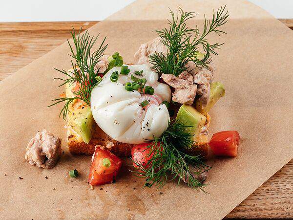 Магадан - Брускетта с печенью трески, авокадо, яйцом