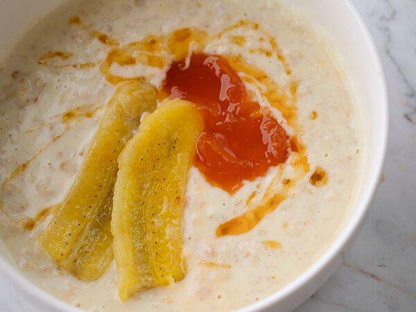 Bisou Bisou Bistro - Каша овсяная с бананом и джемом