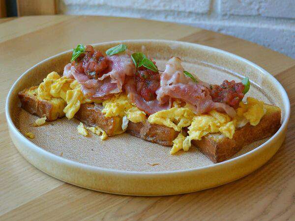 Pankoff Bakery - Брускетта с беконом и скрэмблом