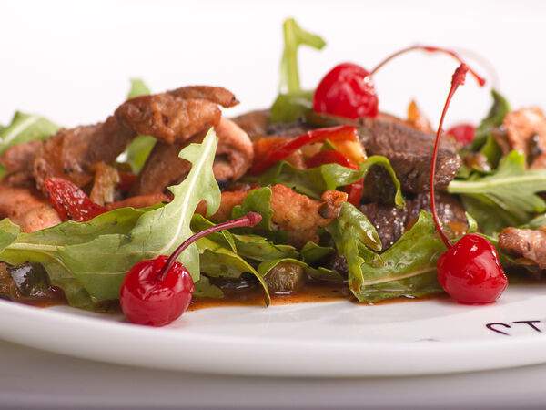 Стейк-Хаус - Салат Три мяса с соусом Пьяная вишня