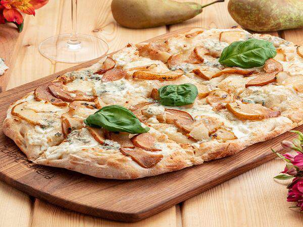 Scrocchiarella - Фламбированная груша с ле блю и соусом маскарпоне