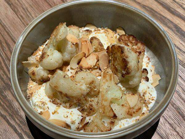 Lyric - Цветная капуста с сырный кремом, боттарга из сельдерея