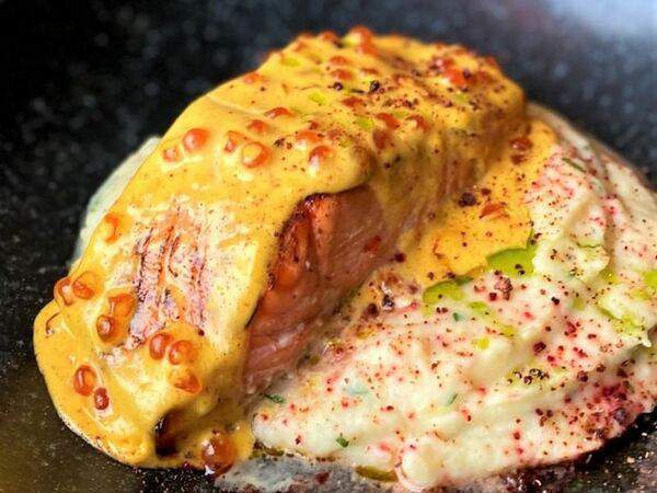 Ресторан 101 - Лосось с цитрусовым пюре и сливочным соусом с икрой