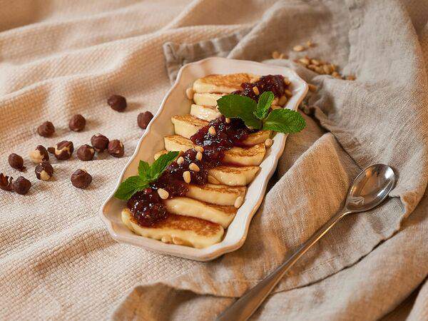 Debaton - Халлуми с брусничным соусом