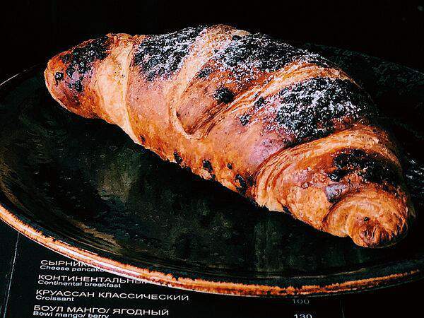 Coffeeshop company - Круассан с шоколадом