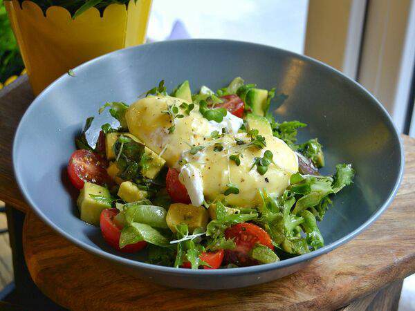 Кофейня Pankoff Bakery - Салат с авокадо и яйцом пашот