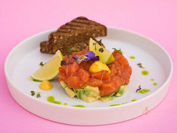 Sisters Coffee & Wine - Тартар из лосося с авокадо