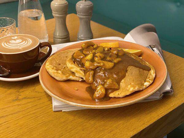 Кафе К16 - Панкейки с горячей карамелью и бананом