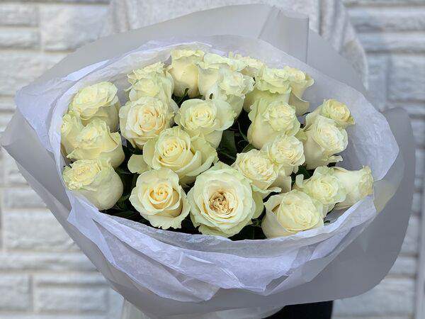 Labberry клубника в шоколаде - Букет из 25 белых роз