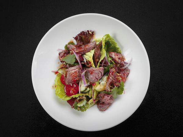 Sushi maki - Салат с говядиной и овощами в сливочно-томатном соусе нью-кмам