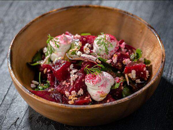 Fish Point - Копчёная свекла с муссом из фермерского сыра и соусом из орехов