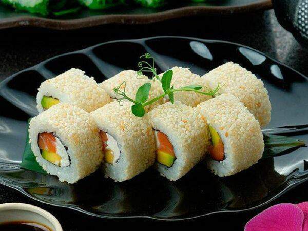 Chef Arts - Ролл Филадельфия в кунжуте с авокадо