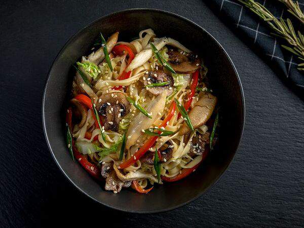 Sushidream - Лапша яичная с цыплёнком и овощами острая