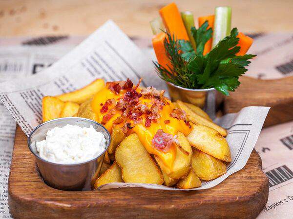 Капитал Grill & Beer - Картофельные дольки с сырным соусом