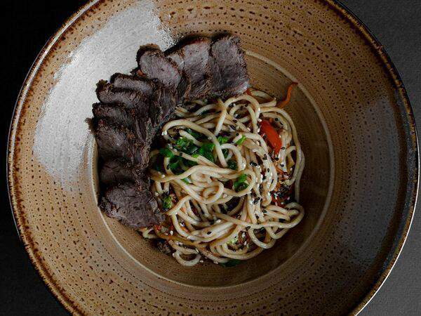 Maru - Вок лапша с говяжьей вырезкой, грибами шиитаке и острым соусом шрирача