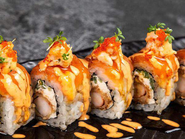 Umi asian kitchen & bar - Ролл с тёплой креветкой и лососем