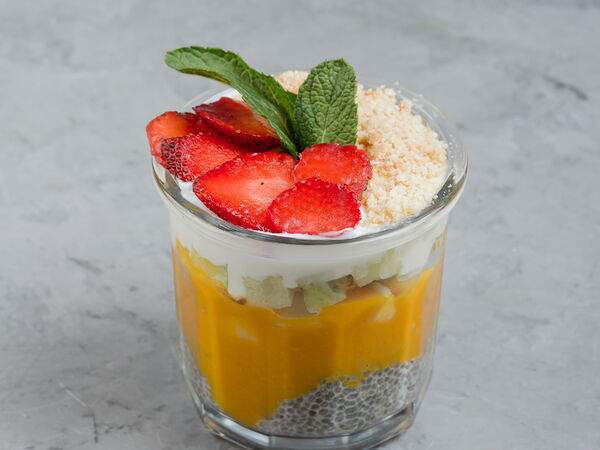 Terra - Лёгкий десерт с фруктами и семенами чиа