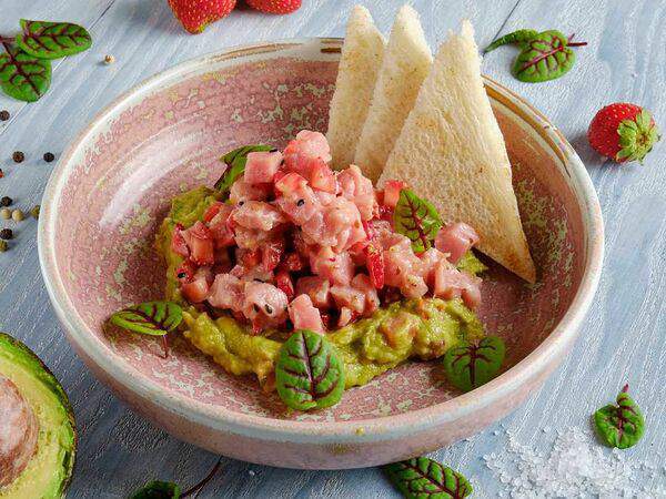 Мархаба - Тартар из тунца с клубникой под соусом гуакамоле