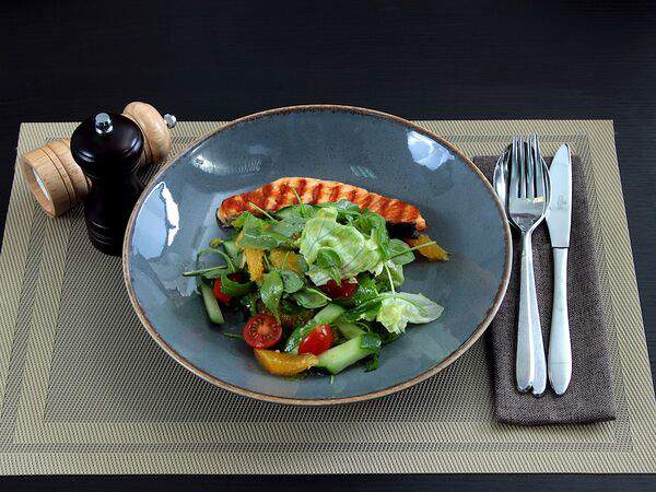 Naturality - Салат с запеченным лососем