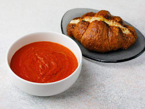 Гости - Томатный крем-суп с круассаном