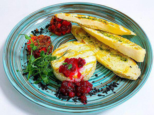 DROVA - Камамбер на гриле с томатным тартаром