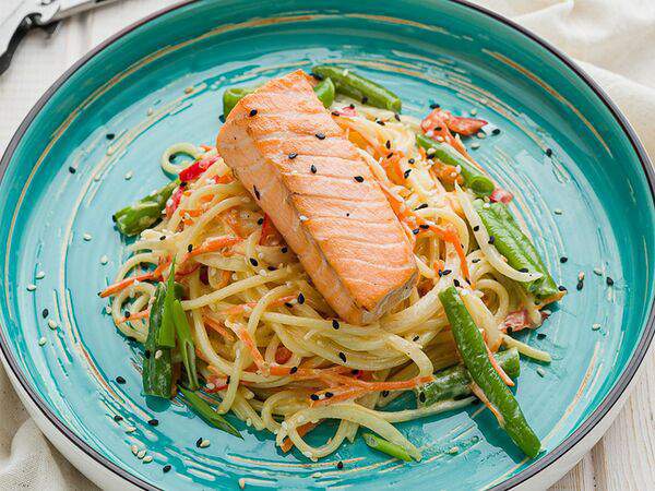 Тема Бар - Филе лосося с пастой и овощами