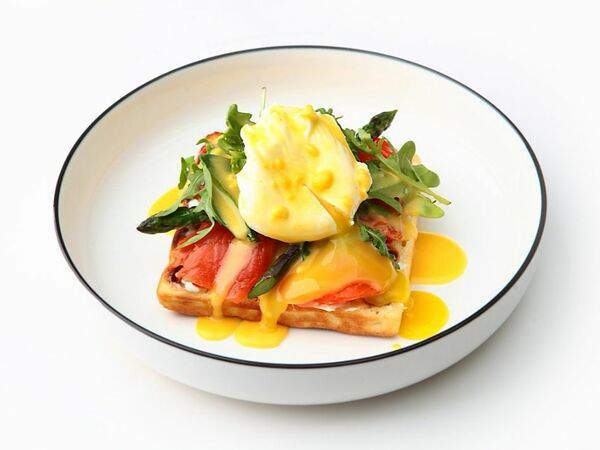 Colors Сafe - Вафля с соленым лососем, спаржей и яйцом пашот