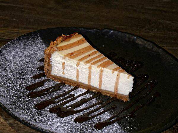 Harley Bar & Grill - Чизкейк с клубничным топпингом