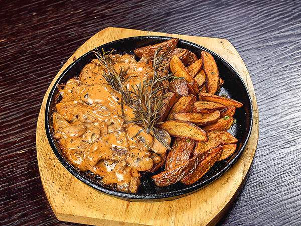 Harat's Irish Pub - Бефстроганов с говядиной