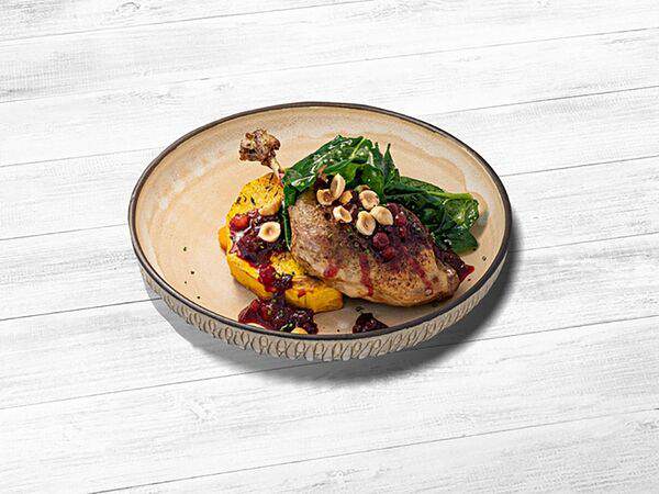 Miraclub - Утиная ножка Конфи со шпинатом, печеной тыквой и соусом Клюква