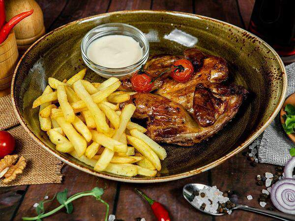 Liga Pub - Цыпленок табака с жареным беконом, картофелем фри и сырным соусом