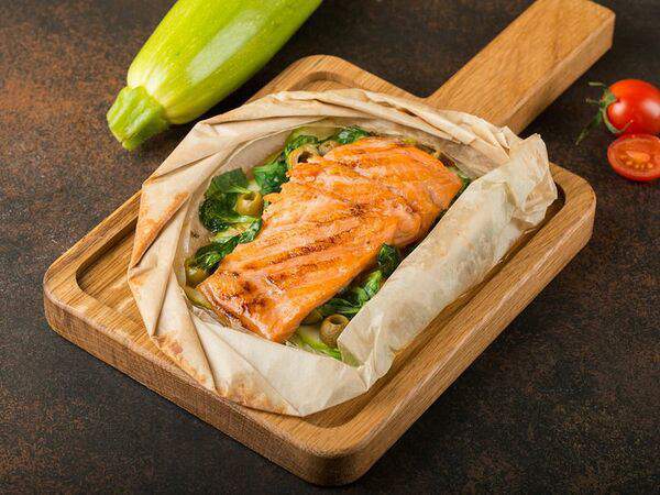 Fish & Grill - Запеченная форель с цукини, грушей и оливками