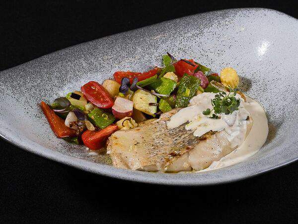 Ресторан Строгов - Волжский судак с гарниром из мини-овощей и сливочно-грибным соусом