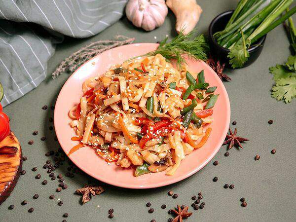 МамАзия - Удон с креветками и овощами в соусе вок