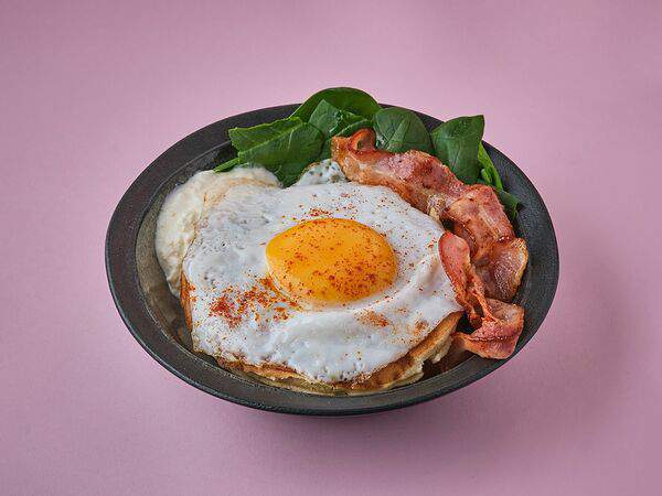 Manick Cakes - Панкейки с беконом, яйцом и сырным соусом