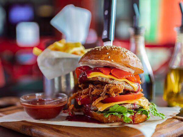 Hosper Hops Pub - Двойной Цезарь бургер с уткой