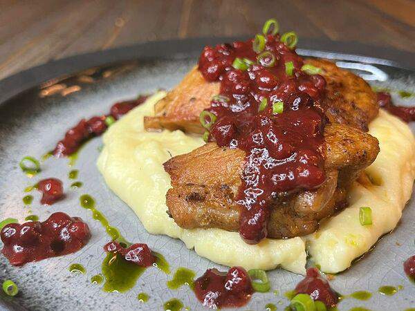 Ребро - Филе куриного бедра с пюре и соусом