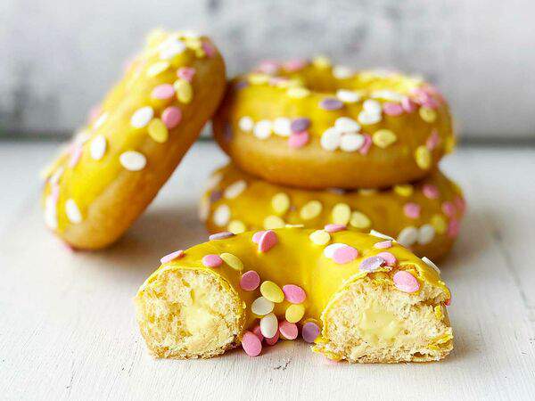 HOTDOGGER - Донатс с ванильной глазурью с цветным драже и ванильной начинкой