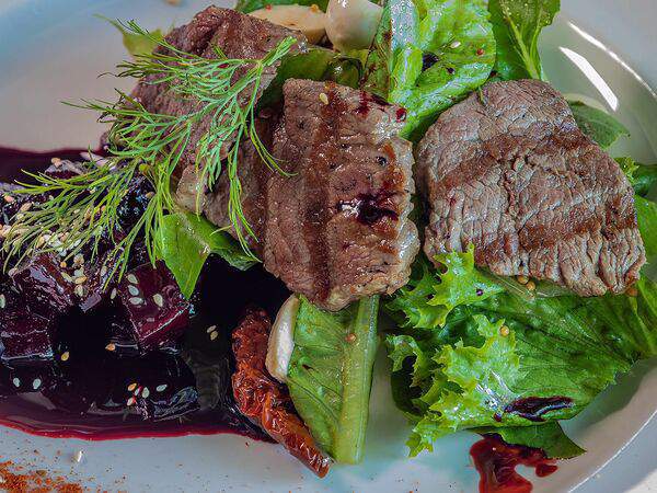 Hosper Hops Pub - Салат с молочной телятиной