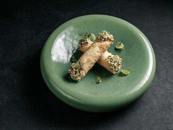 Цукини - Хрустящие канноли с воздушным фисташковым муссом и голубикой