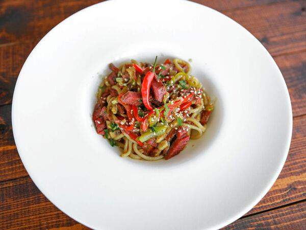 Каравелла - Азиатская лапша с копченой говяжьей грудинкой и овощами