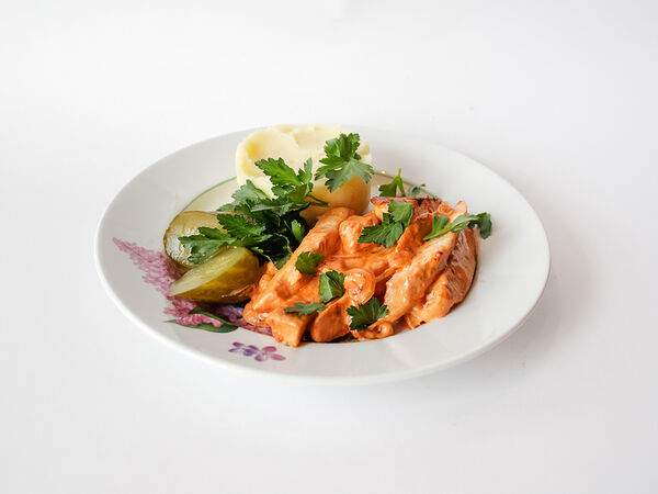 Вареничная №9 - Строганов из курицы с картофельным пюре