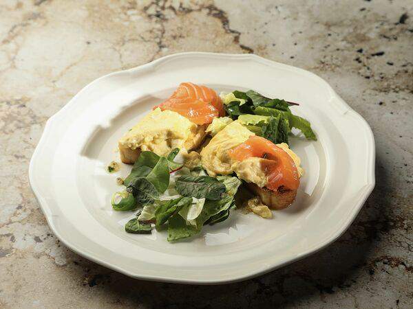 Ресторан 1991 - Скрэмбл Боул с гуакомоле и лососем слабой соли