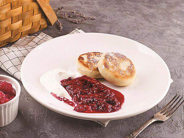 Хлебные истории - Сырники со сметаной и малиновым джемом