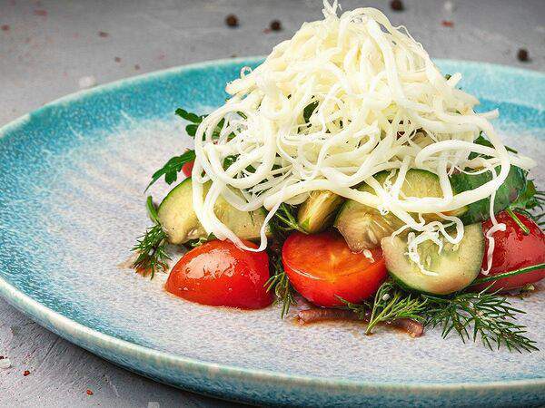 Plovlounge - Салат из сладких томатов с сыром Чечил