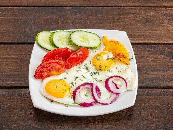 Столовочка - Глазунья из двух яиц с овощами