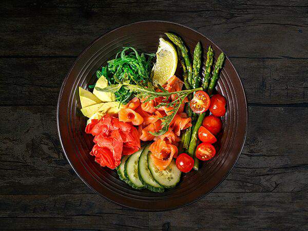 Kinza House - Поке с лососем и соусом тонкацу