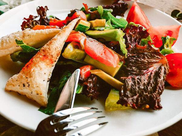 Шинок Лапти - Салат с лососем и авокадо