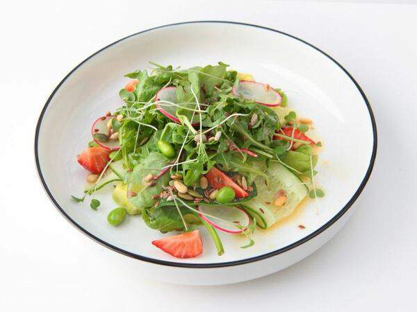 Colors Сafe - Салат Зеленый с клубникой в цитрусовой заправке